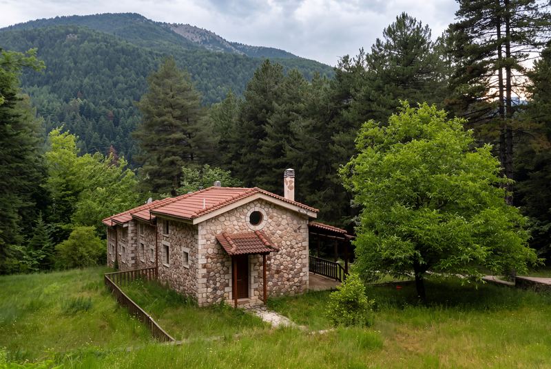 Το σαλέ από πέτρα και ξύλο μέσα στο δάσος